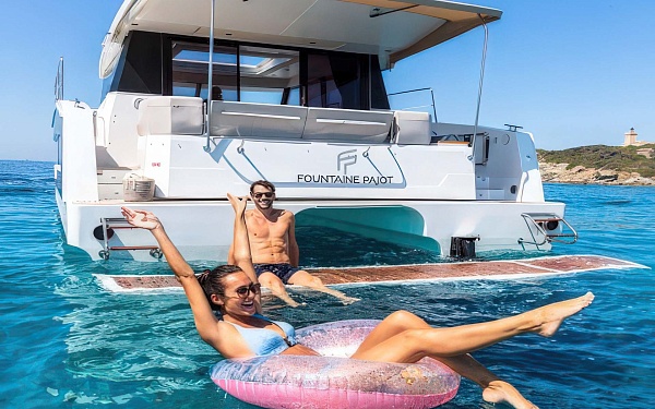 Аренда моторного катамарана Fountaine Pajot 40 на Пхукете - кормовая платформа